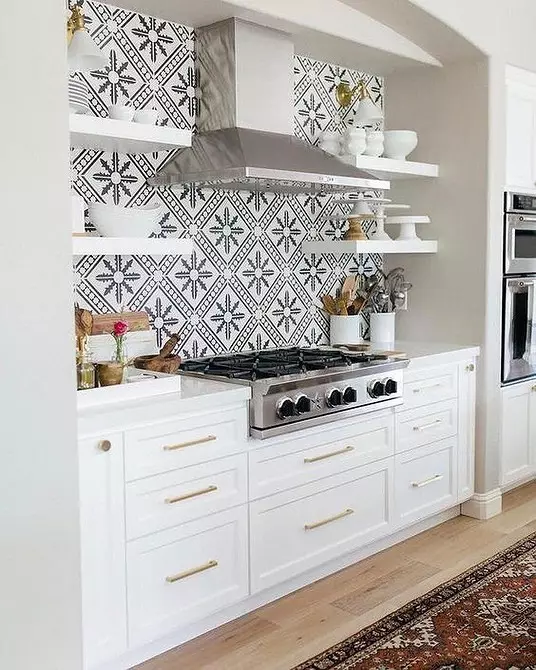Изберете престилка за бяла кухня: 5 популярни опции и успешни цветови комбинации 8414_27