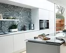 Изберете престилка за бяла кухня: 5 популярни опции и успешни цветови комбинации 8414_44