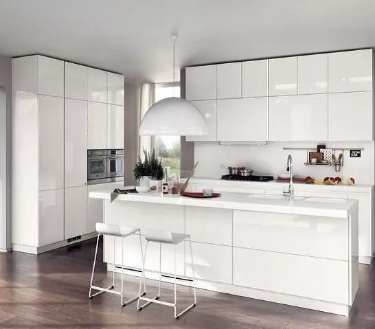 Изберете престилка за бяла кухня: 5 популярни опции и успешни цветови комбинации 8414_52