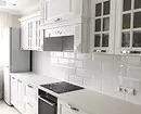 Välj förkläde för vitt kök: 5 populära alternativ och framgångsrika färgkombinationer 8414_58