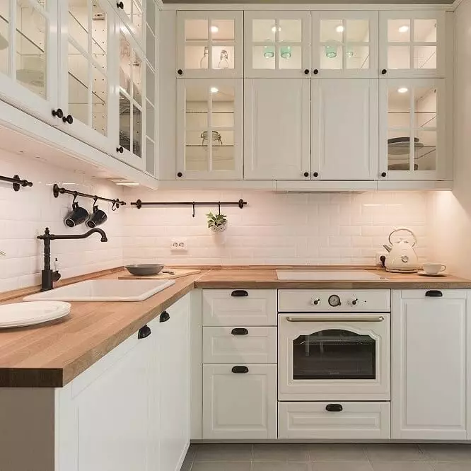 Практична або красива: все про інтер'єр кухні з фасадами «білий глянець» 8490_35