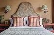 Very decorative: 8 beds with beautiful headboards in which you fall in love