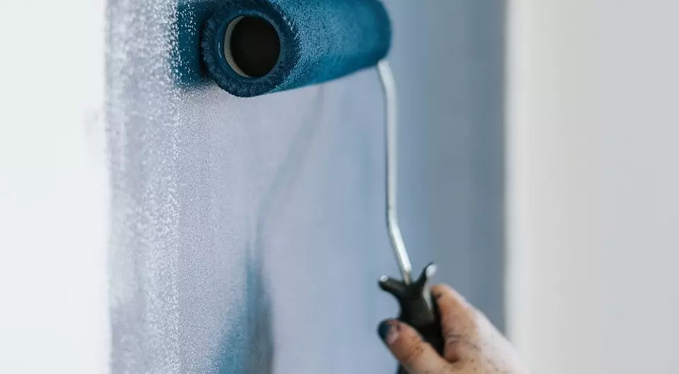 다른 유형의 페인트에 벽지를 붙이는 방법 : 자세한 지침 8541_11