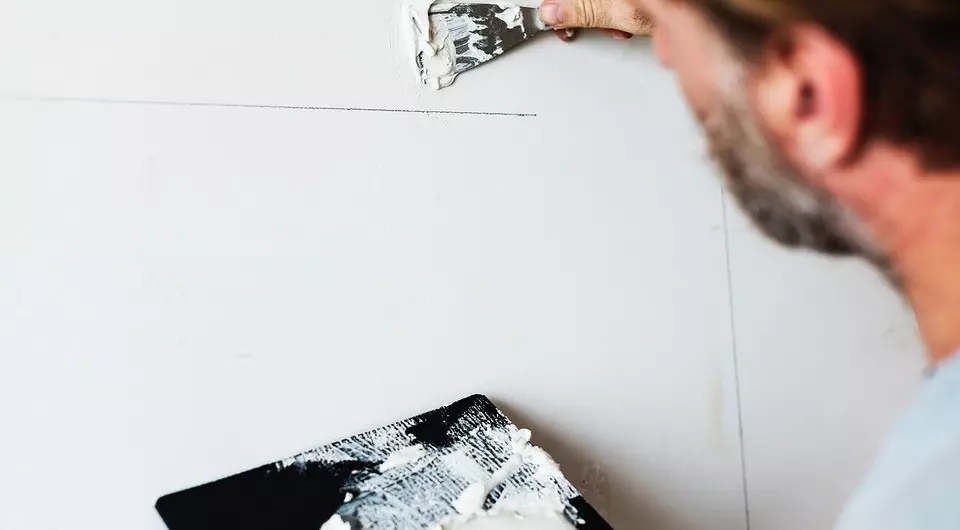 Kiel glui tapeton sur farbo de malsamaj tipoj: detalaj instrukcioj 8541_7