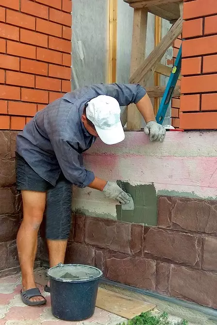 Kako namestiti umetni fasadni kamen na beton, opeko in segretih stenah 8565_10