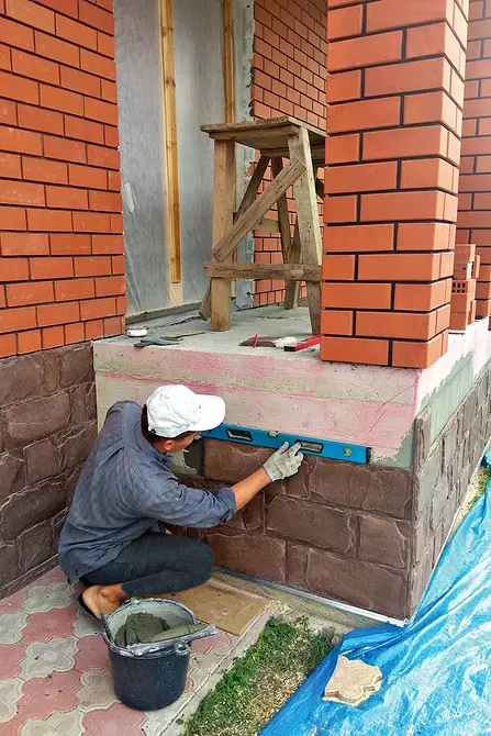 Como montar uma pedra de fachada artificial em concreto, tijolo e paredes aquecidos 8565_13