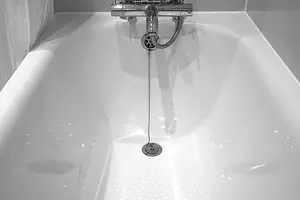 Restauro dello smalto su un bagno in ghisa: 3 modi efficaci 8575_1