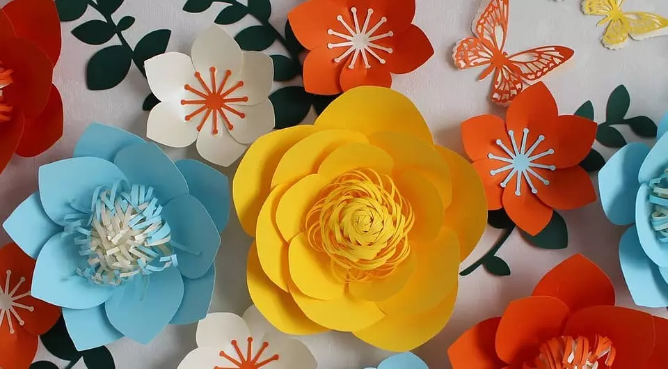 Duvarda kağıt çiçekler yapmanın 4 basit yolu