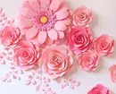 4 едноставни начини да направите хартиени цвеќиња на ѕидот 8585_5