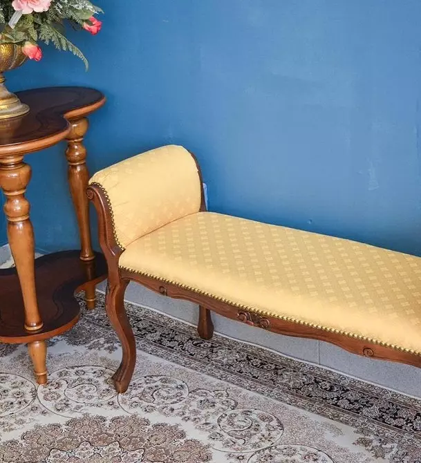 Kumaha ngetik Banquette sareng Ottoman di interior: 7 ideu pikeun kamar anu béda 8599_12