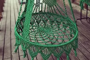 Frá gardínur til húsgagna: 13 afbrigði af Macrame decor 8603_1