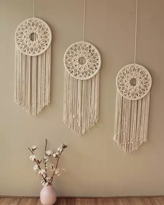 Vu Riddoen op Miwwelen: 13 Variantéiten vu Macrame Decor 8603_118