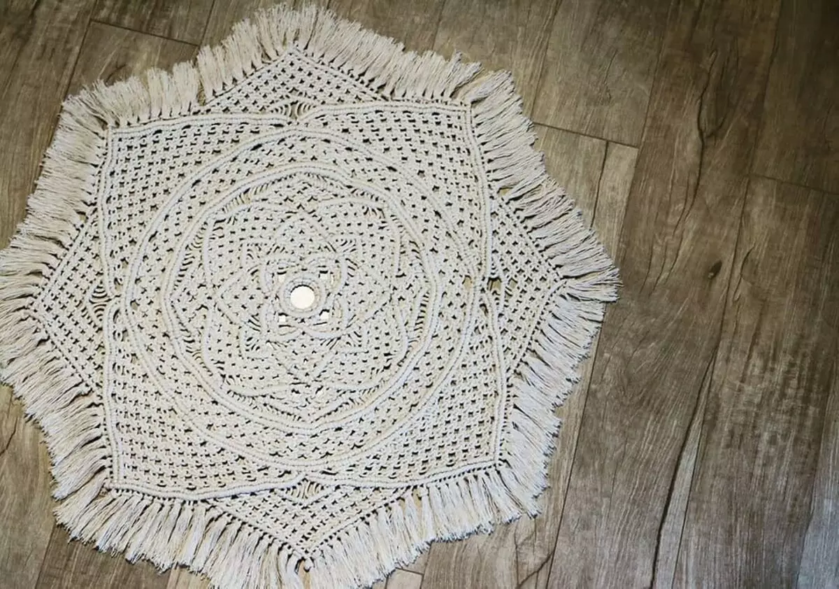 Mula sa mga kurtina hanggang sa muwebles: 13 variant ng Macrame Decor 8603_151