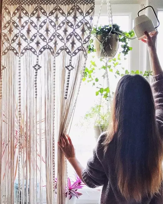 Mula sa mga kurtina hanggang sa muwebles: 13 variant ng Macrame Decor 8603_209