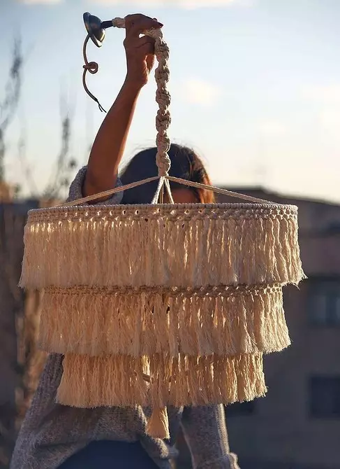 Vu Riddoen op Miwwelen: 13 Variantéiten vu Macrame Decor 8603_31