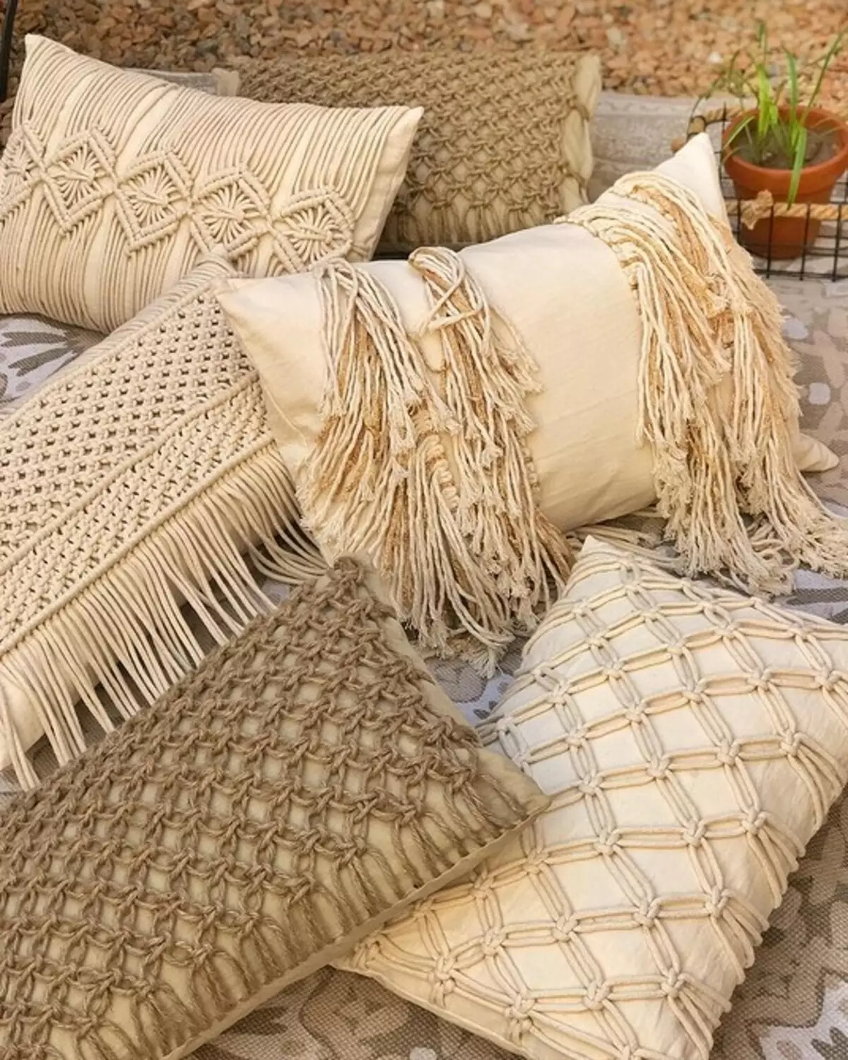 Mula sa mga kurtina hanggang sa muwebles: 13 variant ng Macrame Decor 8603_46