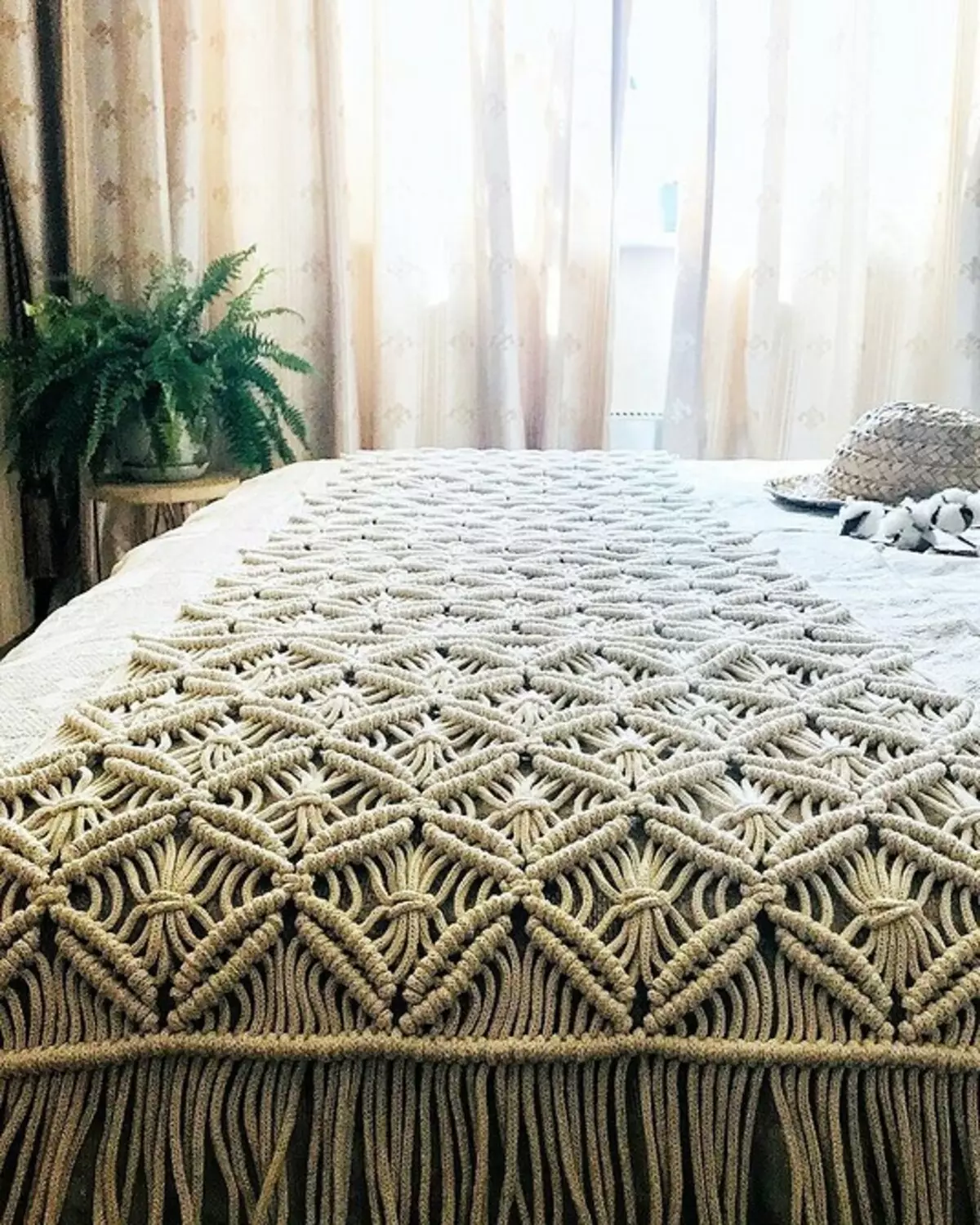 Vu Riddoen op Miwwelen: 13 Variantéiten vu Macrame Decor 8603_61