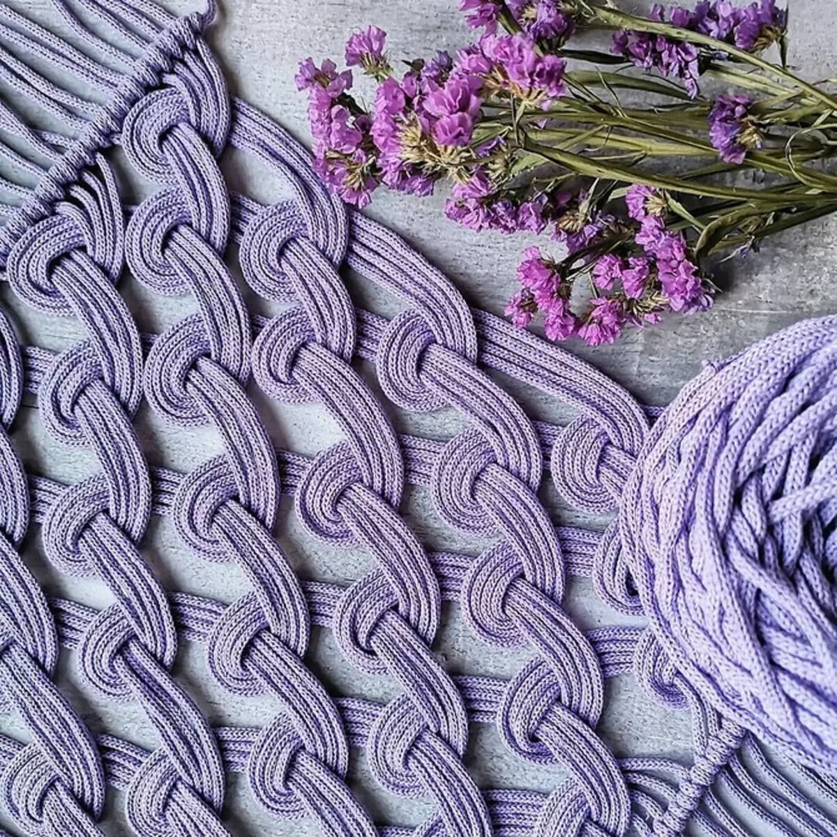 Vu Riddoen op Miwwelen: 13 Variantéiten vu Macrame Decor 8603_77