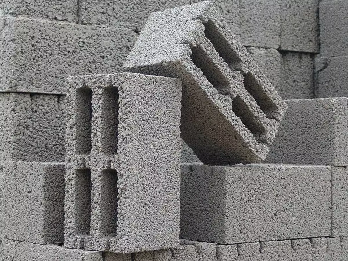 Fundaziotik hormen isolamendura: zeramzito blokeen etxea eraikitzea 8615_3