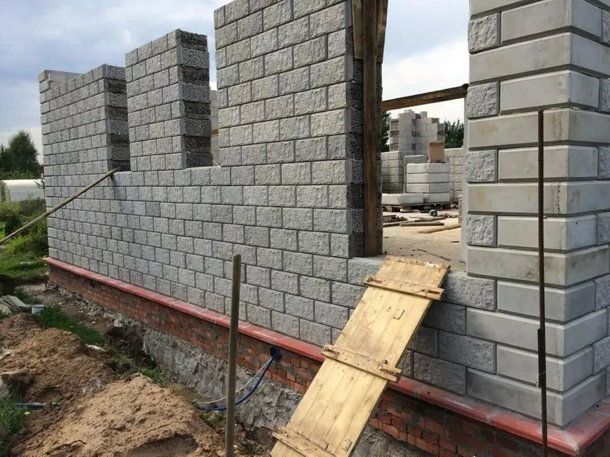 De la fondation à l'isolation des murs: Construction d'une maison de céramzitoblocks 8615_4