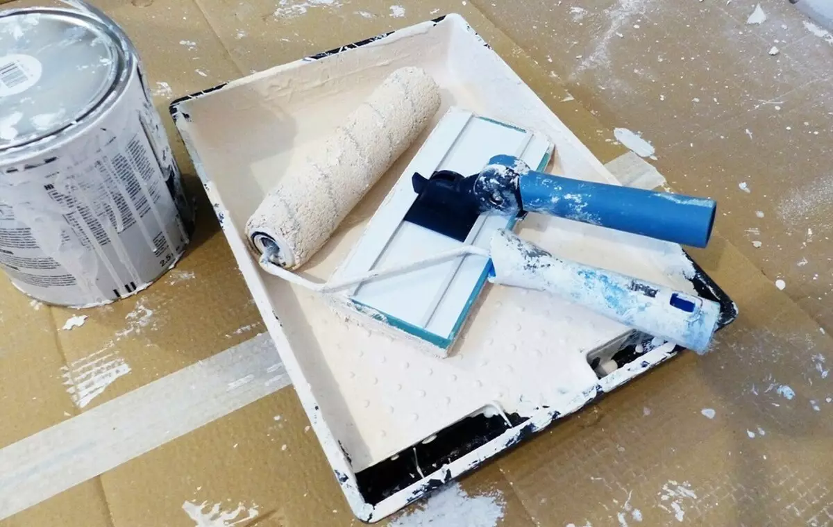 Comment se débarrasser de l'odeur de peinture dans l'appartement après et dans le processus de réparation 8710_3