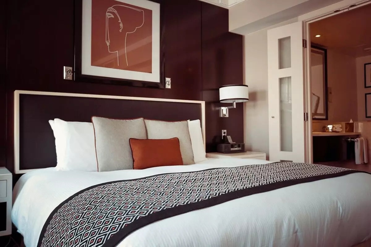 6 mënyra për të ruajtur shtratin në mënyrë që të dekoroj dhomën e gjumit 8728_23