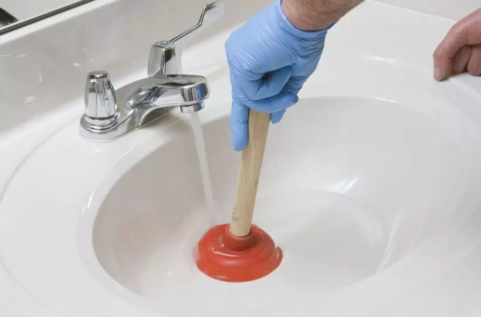રસોડામાં સિંક કેવી રીતે સાફ કરવું: 6 પદ્ધતિઓ અને સલાહ પર સલાહ 8791_16