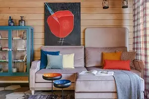 Houtmure, helder meubels en moderne skildery: Binne van 'n klein huis in die dorp 8850_1