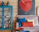 Houtmure, helder meubels en moderne skildery: Binne van 'n klein huis in die dorp 8850_13