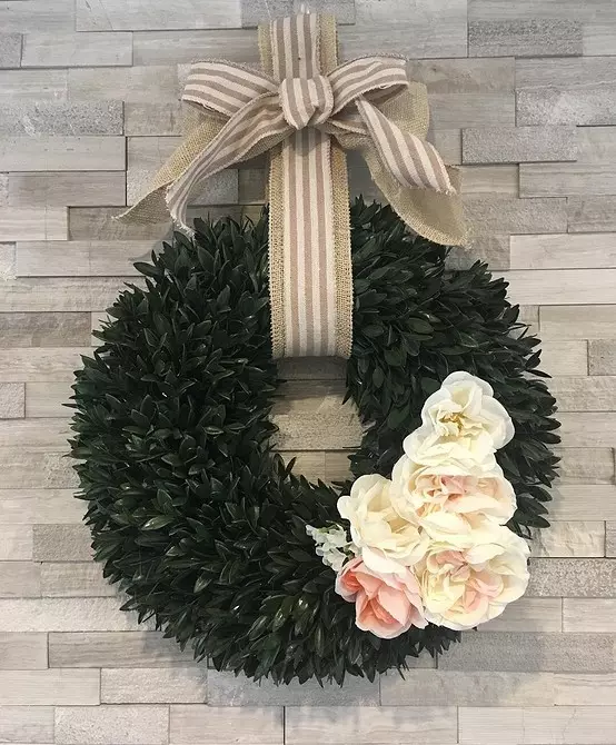 15 wreaths ພາກຮຽນ spring ທີ່ສາມາດເຮັດໄດ້ດ້ວຍມືຂອງຕົນເອງ 8878_29