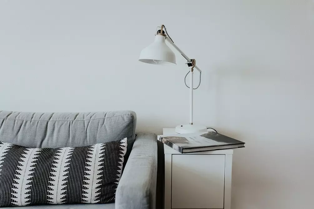 Kako postaviti pohištvo v dnevno sobo: preprosto pouk in 70+ fotoy 8916_101