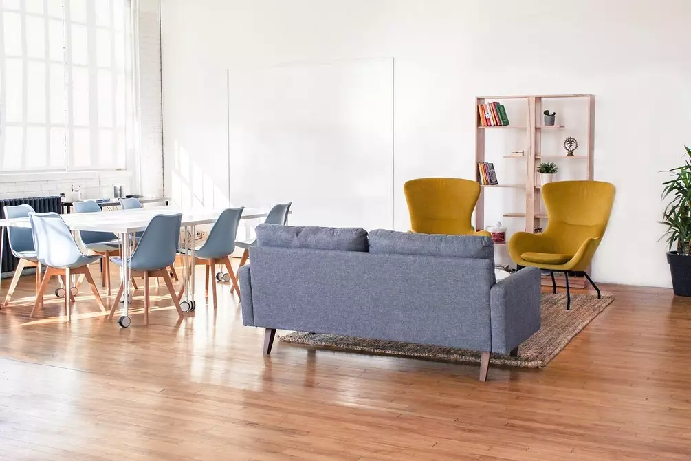 Hoe om meubels in die sitkamer te sit: 'n eenvoudige instruksie en 70 + foto 8916_152