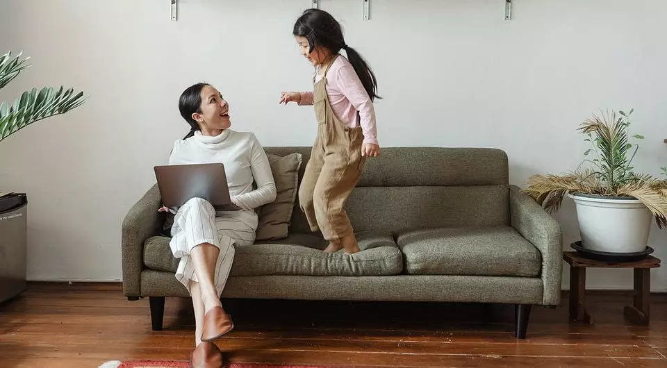 Chifukwa chiyani cresks sofa ndi zoyenera kuchita: 3 njira zokonza mipando