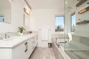 מתיחה תקרה בחדר האמבטיה: היתרונות והחסרונות 8954_1