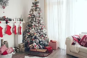 Como decorar a árvore de natal para o ano novo 2021: tendências e idéias 895_1