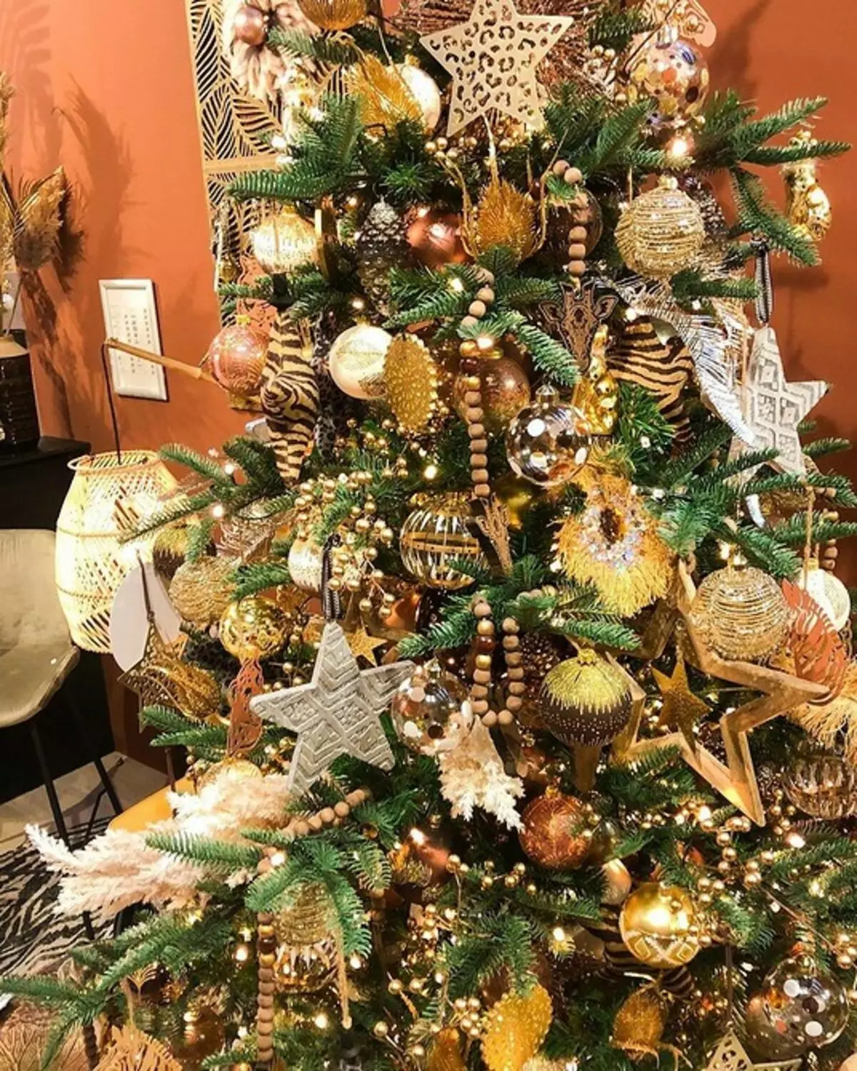 Come decorare l'albero di Natale per il nuovo anno 2021: Tendenze e idee 895_10