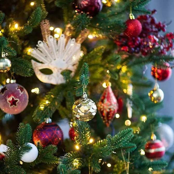 How to decorate the Christmas tree for the new year 2021: Trends and ideas 895_44