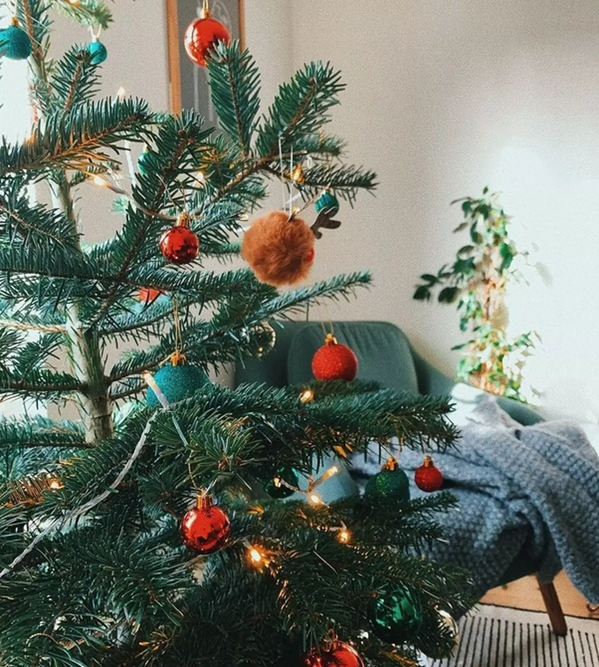 How to decorate the Christmas tree for the new year 2021: Trends and ideas 895_87