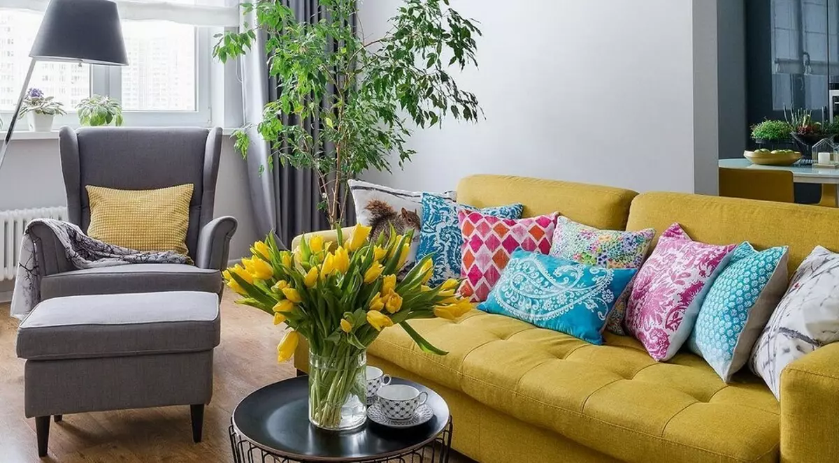 Серый диван и желтое кресло в интерьере гостиной