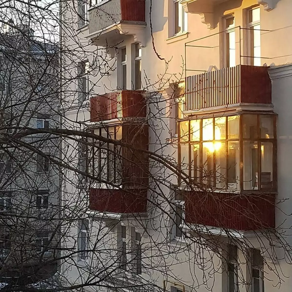 Care etajul este mai bine să alegi atunci când cumpără un apartament, pentru a nu fi dezamăgit de locuințe 9013_19