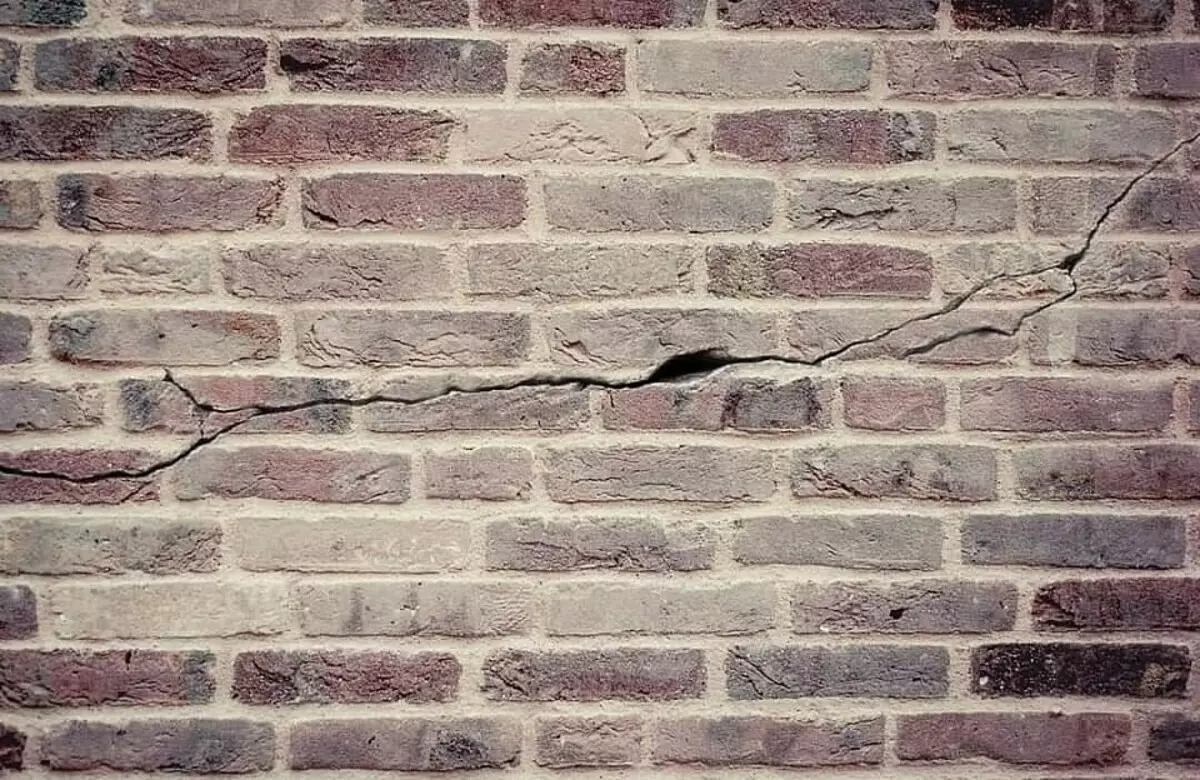 Seeling Cracks dalam Bata Dinding: Arahan, Tips dan Video 9037_3