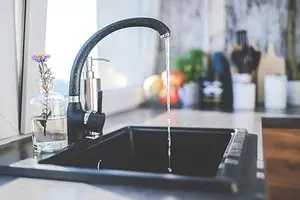 Kako prikupiti sifon za sudoper u kuhinji: upute za ugradnju vlastitim rukama 9051_1