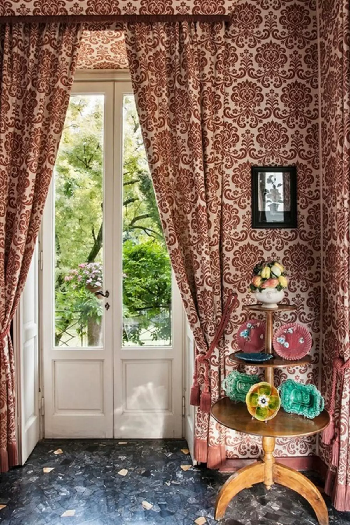 Choose decorative curtains on the doorway: design tips and 70 interesting examples 9077_15