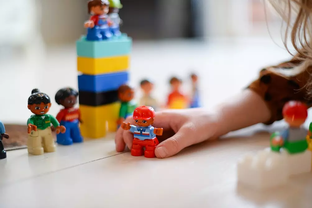 Bequeme Speicherung von Spielzeug im Kindergarten: 5 Regeln und visuelle Beispiele 9083_47