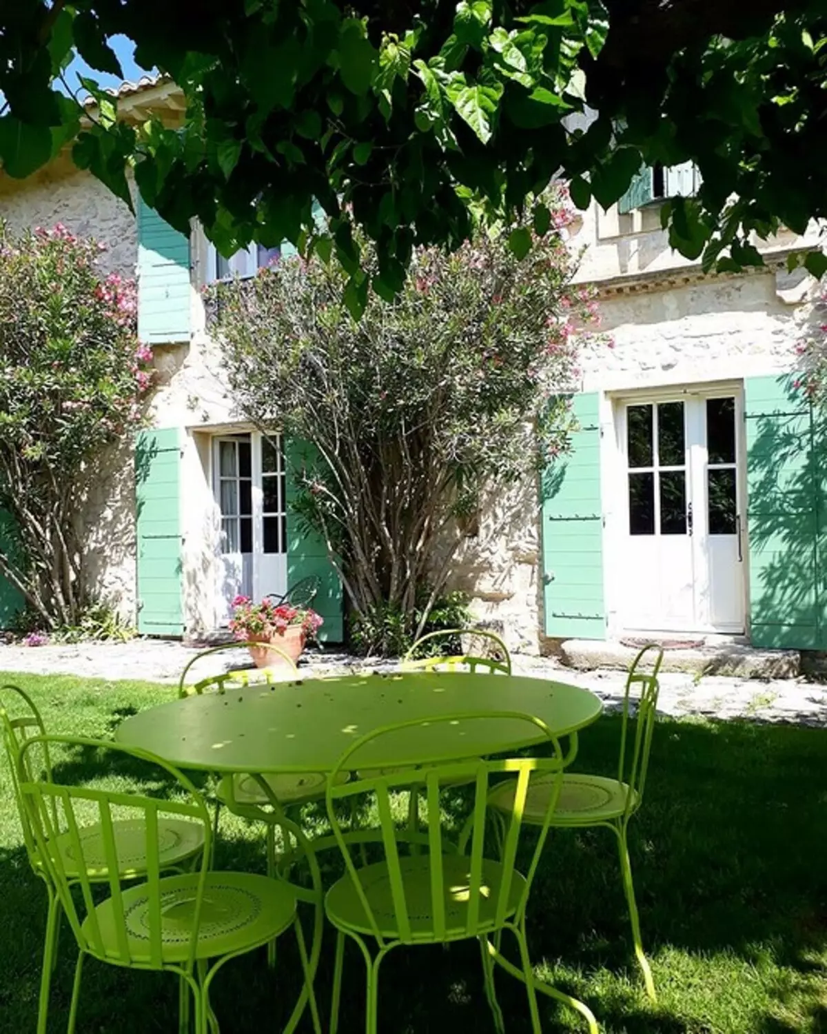 Si të organizoni një shtëpi të vendit në stilin e Provence: 6 hapa për brendësinë e ëndrrës 9087_12