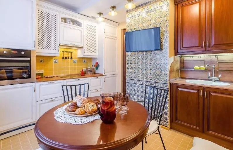 جایی که یک تلویزیون در آشپزخانه قرار دهید: 5 صندلی و راهنمایی های مفید 9099_24