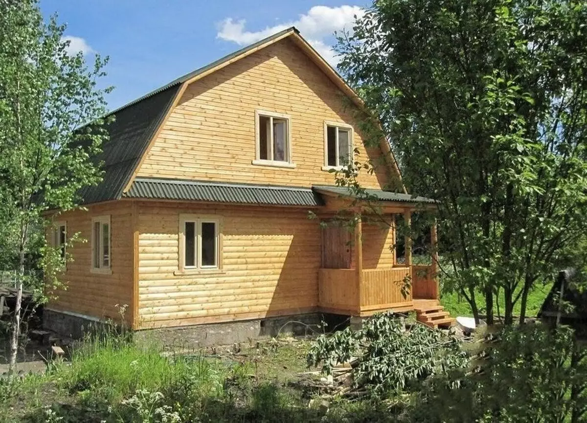 एक बरामदा और अटारी के साथ देश के घर: उनके निर्माण की विशेषताएं और 50 फोटो उदाहरण 9157_29