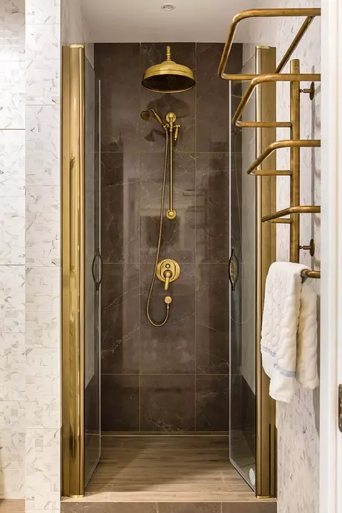 Sa likod nga dingding sa usa ka shower compartment ...