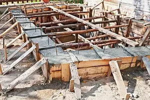 Paano gumawa ng isang formwork para sa hinaharap na pundasyon ng bahay 9288_1