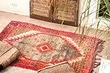 32 intérieur dans lequel l'ancien tapis est devenu un point culminant